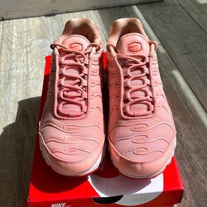 Womens Nike TN running/ walking shoes. Beautiful light pink color coral trim